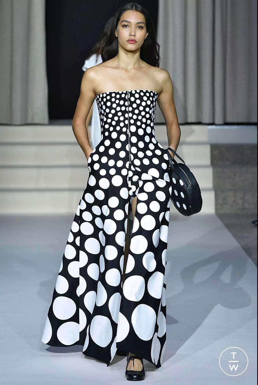 没人不爱波点裙,复古摩登与优雅结合,连凯特王妃也被迷得团团转