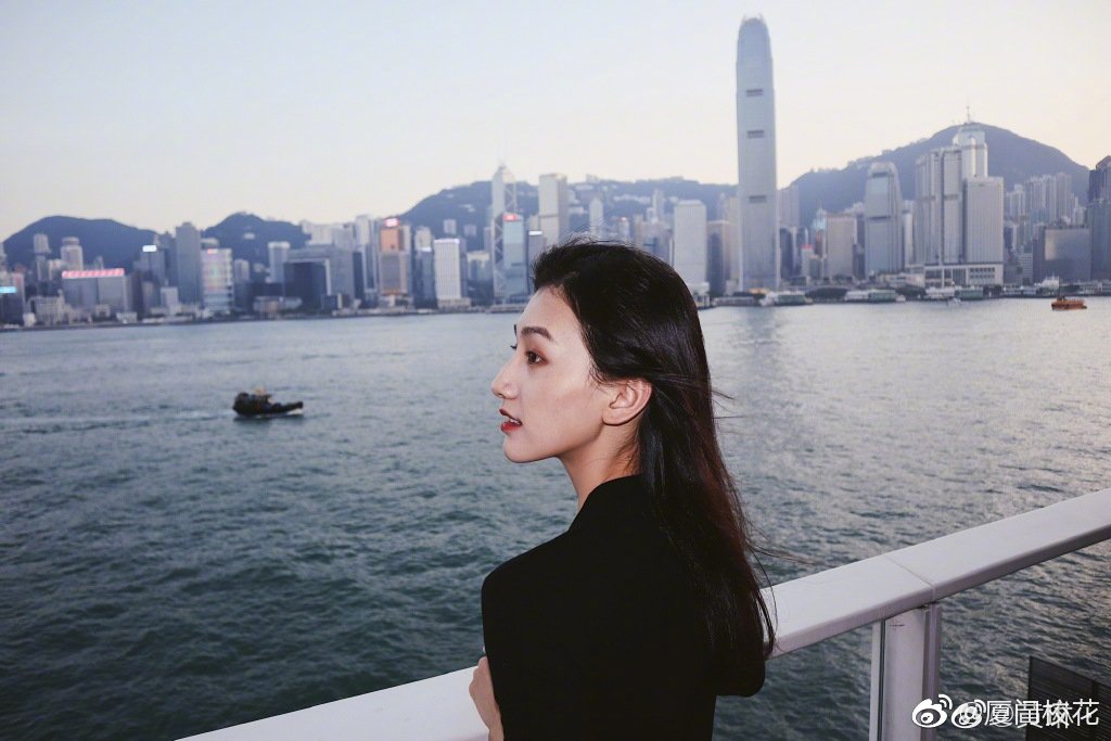 她叫黄琳,00年,就读于上海戏剧学院,身高169,爱好舞蹈,双子座