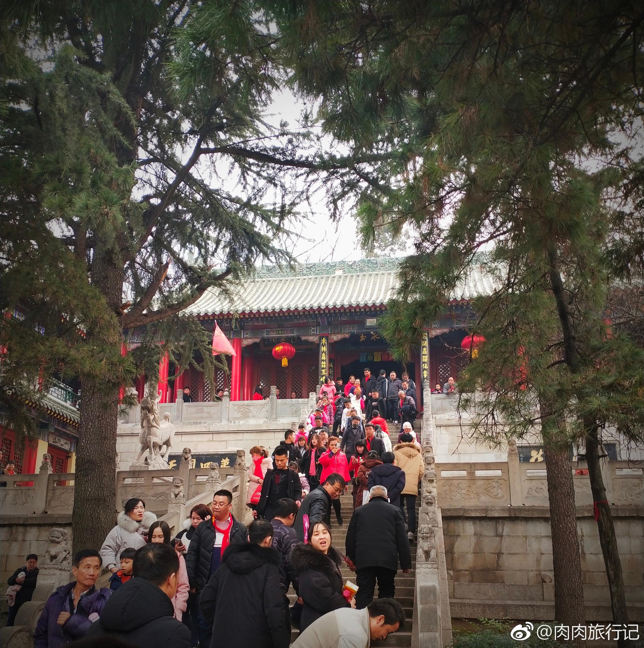 如今,看着那安卧在玉泉院门前的陈抟老祖雕像,和那络绎不绝前来烧香