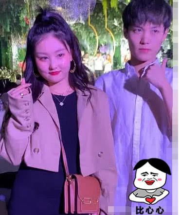 小伊伊婚礼被3线网红抢戏接到手捧花就求婚炒作也要注意场合