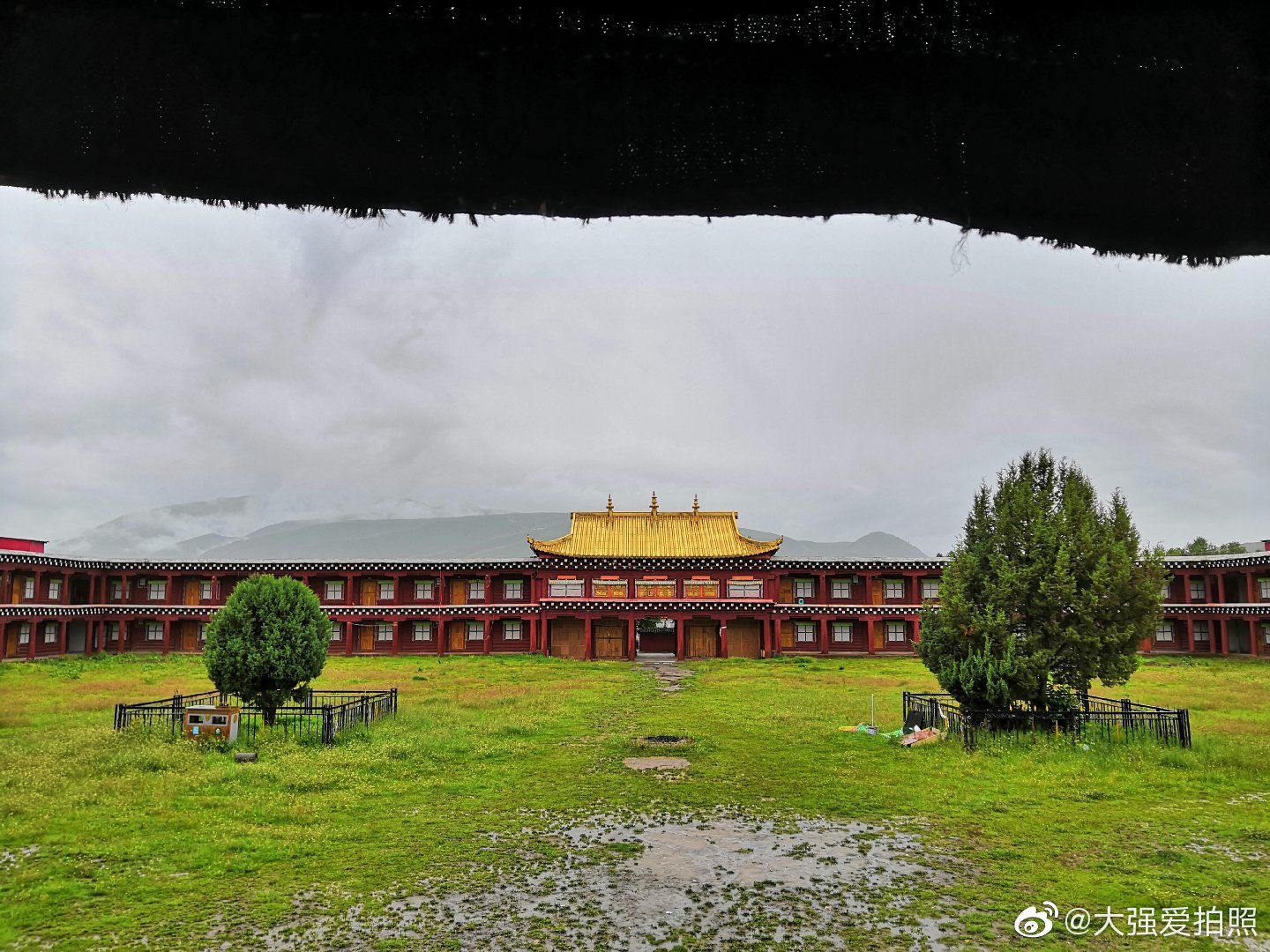 道孚县有一座古老的寺庙矗立在云雾山间这便是惠远寺