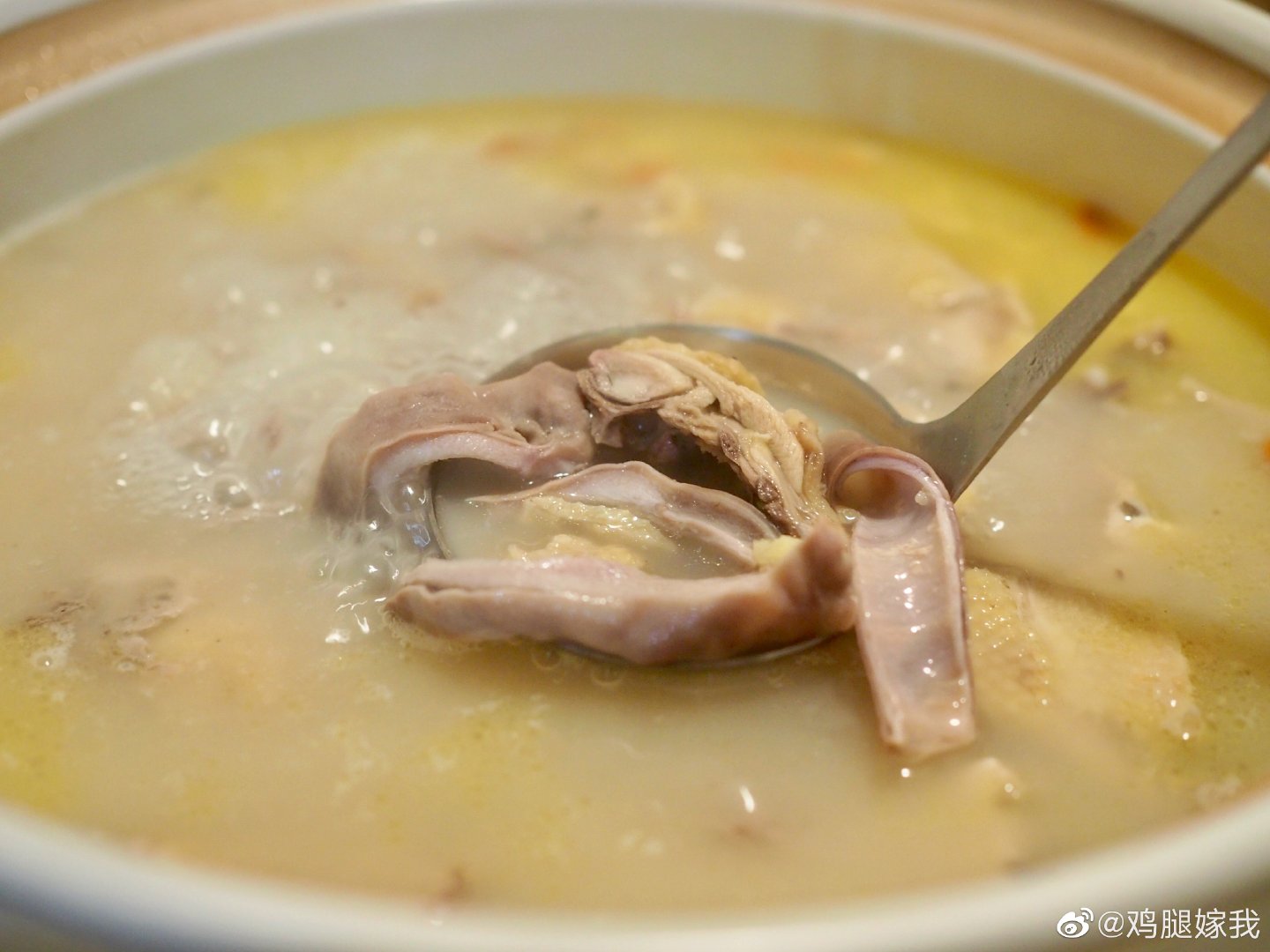 猪肚鸡,肉质细嫩,猪肚颇有嚼劲,它家的汤底带着浓厚的药膳味
