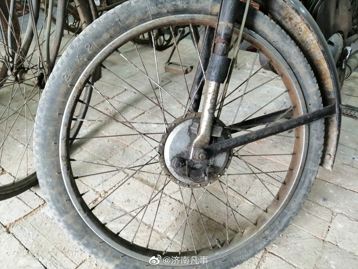 在古贝春老厂区看到稀罕物件了,轻骑产的黑老鸹