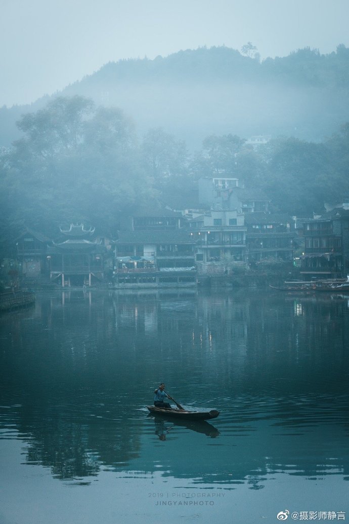 烟雨中的凤凰古城,如梦似幻,仿佛仙境一般. @摄影师静言