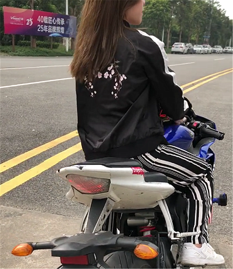 偶遇156万雅马哈r6女车主身材比车养眼侧面3字更吸睛