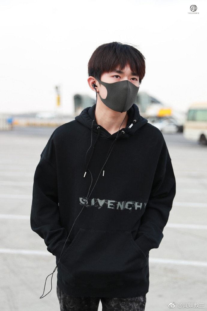 易烊千玺身穿黑色卫衣 破洞裤,今日北京出发上海