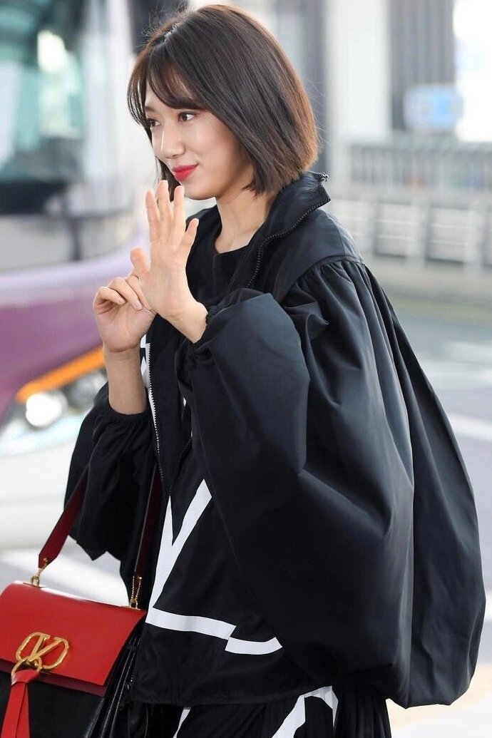 朴信惠短发造型现身仁川机场,新发型搭运动风,别样清爽