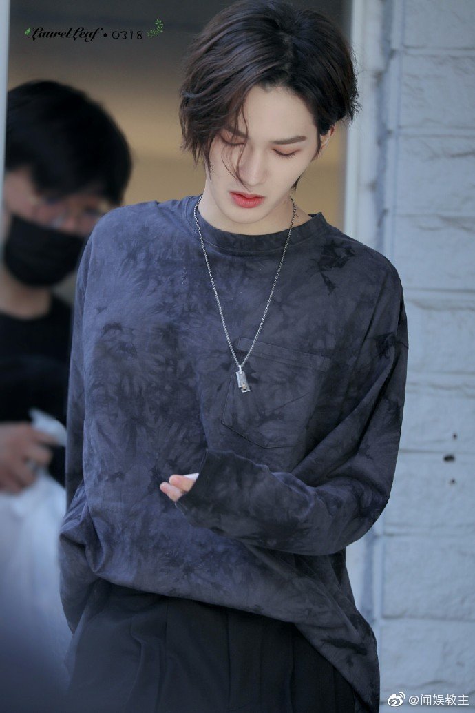 漫画里英伦风长发的贵族王子,温柔低头