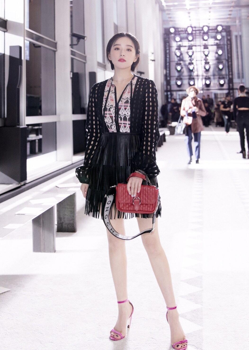 阚清子真是美得不像话!印花衬衫搭配镂空外套飒爽高级,魅力十足