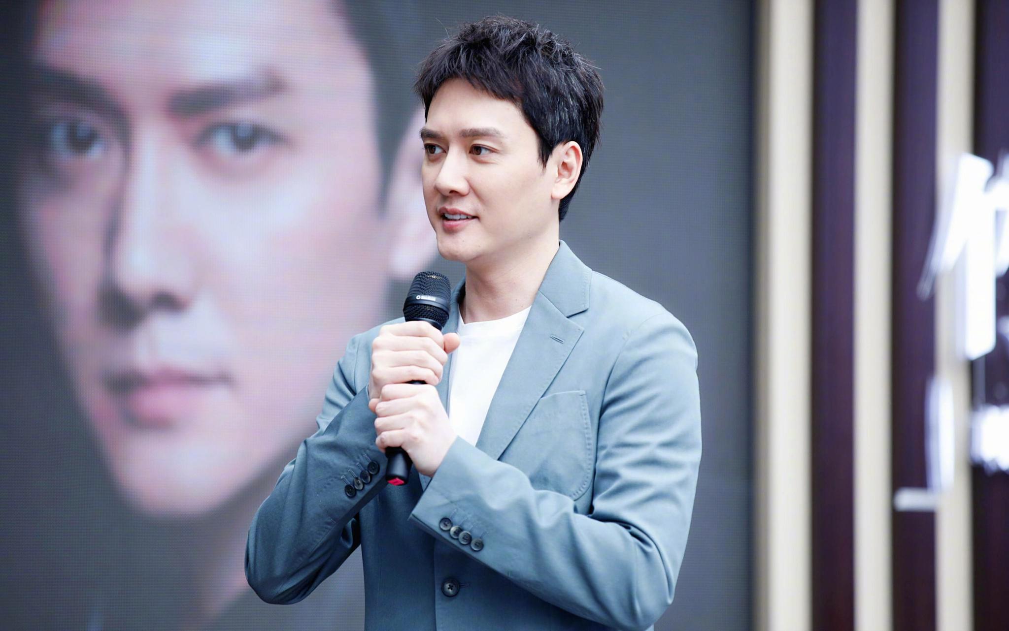 今天下午,冯绍峰现身成都宽窄巷子出席某品牌活动