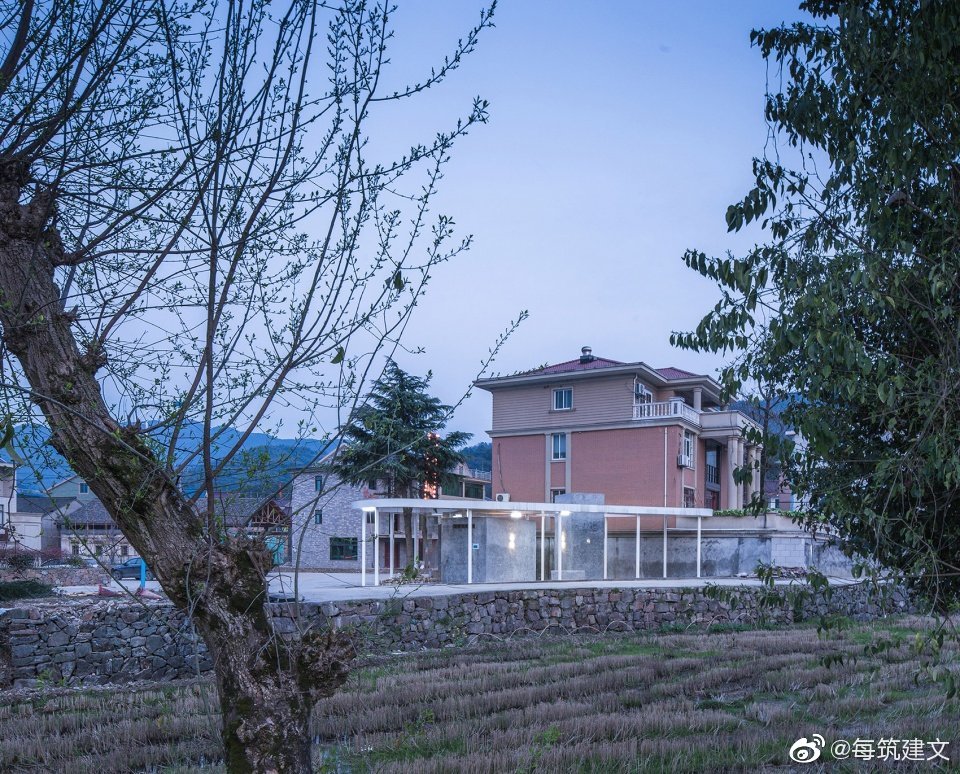 设计师陈林在浙江杭州市·萧山区·河上镇东山村帮助镇政府给村民们