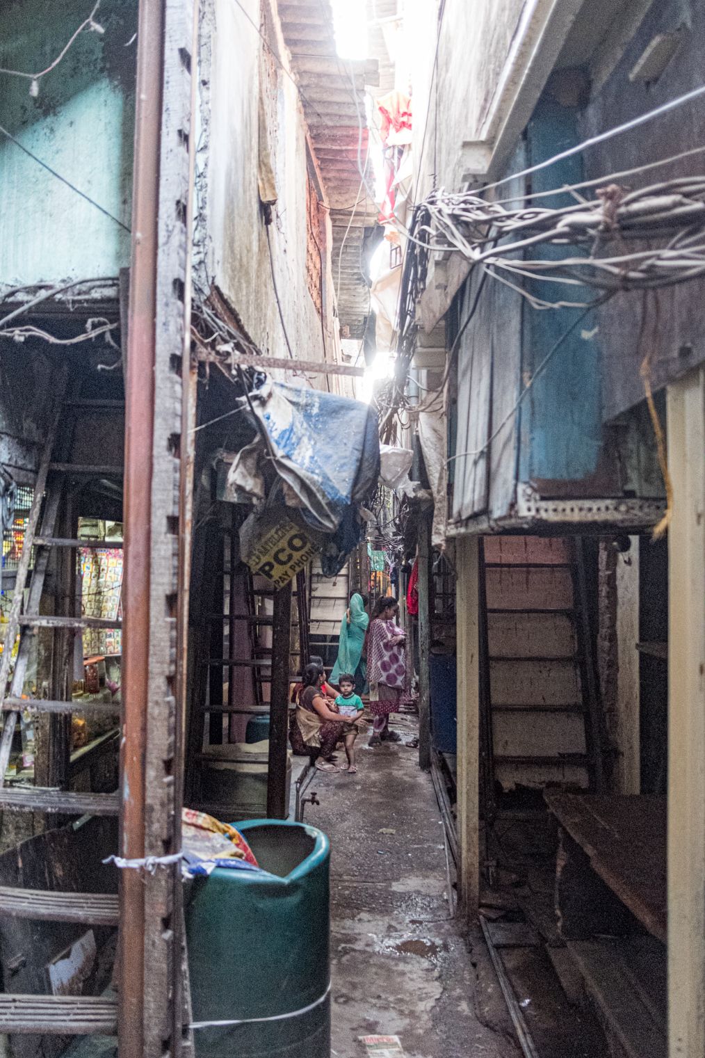 实拍印度孟买达拉维贫民窟房子基本暗无天日连水龙头都要上锁