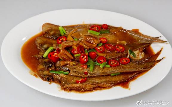 新鲜牛仔鱼要剥皮,汕头大叔60秒剥一百多条,这盘能卖几百元么?