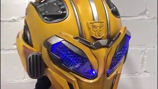 推主自制的大黄蜂面具.第一眼以为是特效