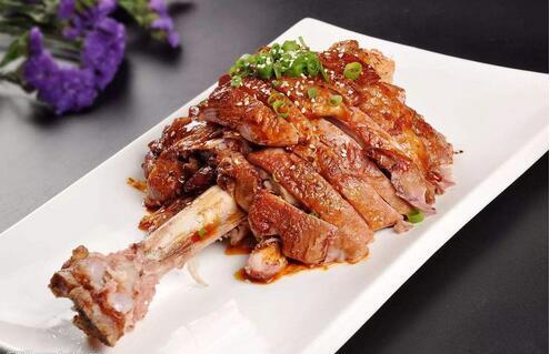 蒸烤小羊腿颜色褐红肉质酥烂味道鲜嫩浓香扑鼻