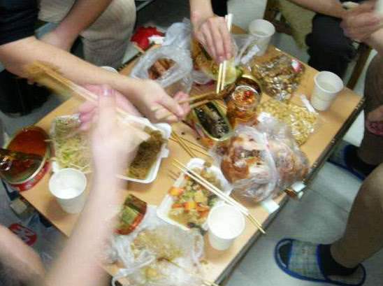 学生宿舍里的奇妙聚餐,第1个好吃又上瘾,第4个男生们太可怜!