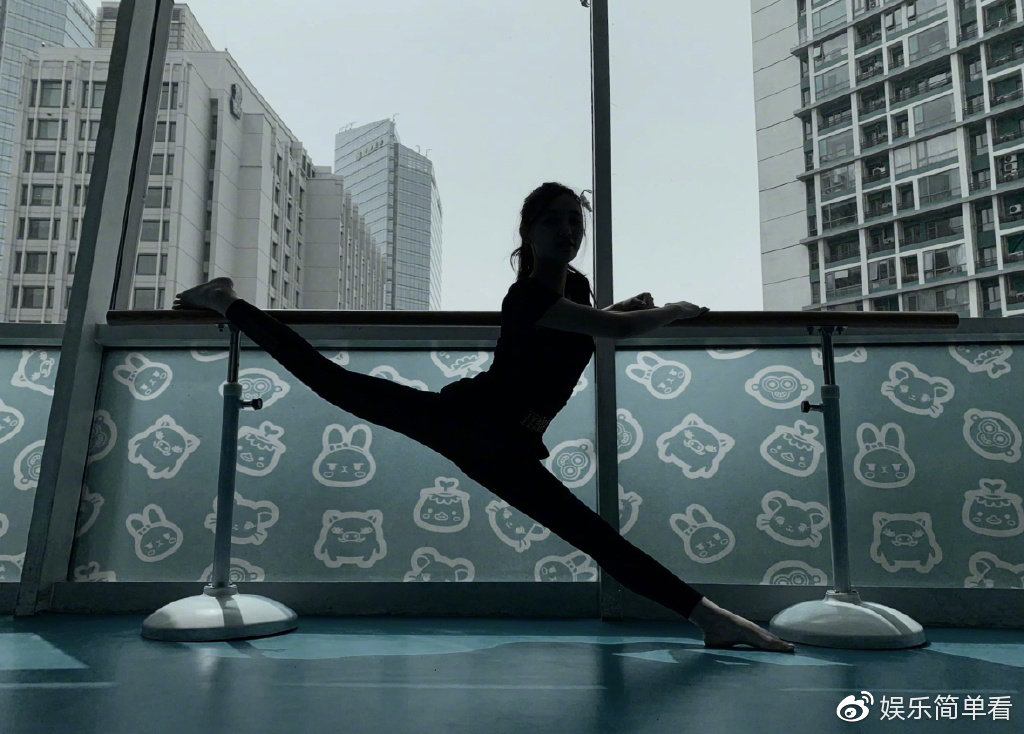 林允发自拍称"被迫",一字马腿长简直2米2