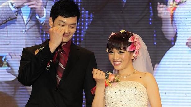 男篮国手12年前曾让科比吃瘪,打村赛赚100万,妻子是富商千金|陈江华