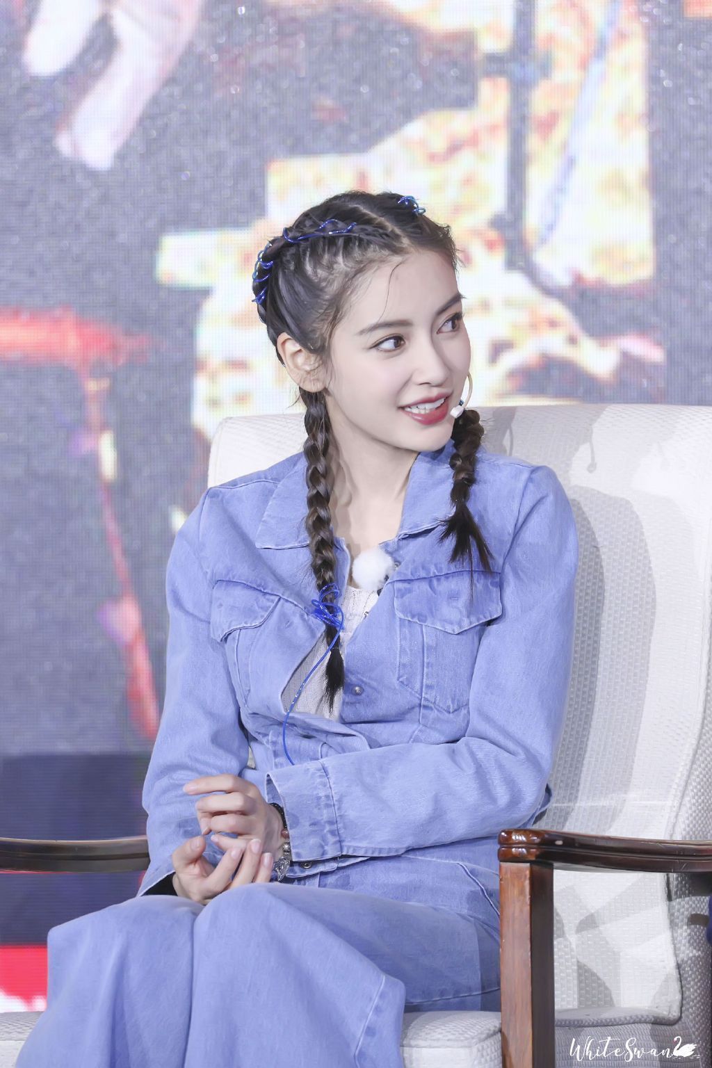 angelababy杨颖穿着牛仔装扎着麻花辫青春活力美少女即刻上线