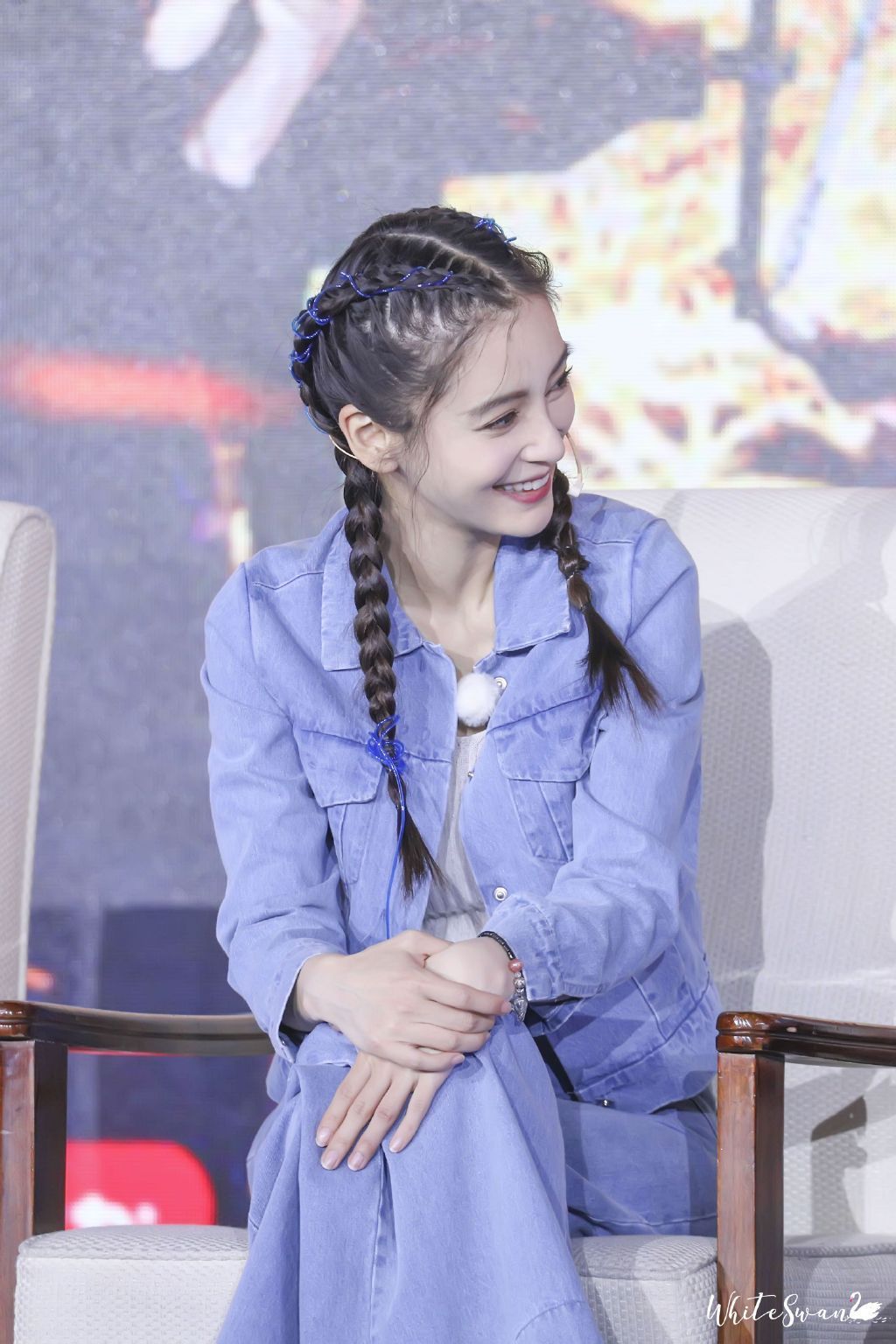 angelababy杨颖穿着牛仔装扎着麻花辫青春活力美少女即刻上线