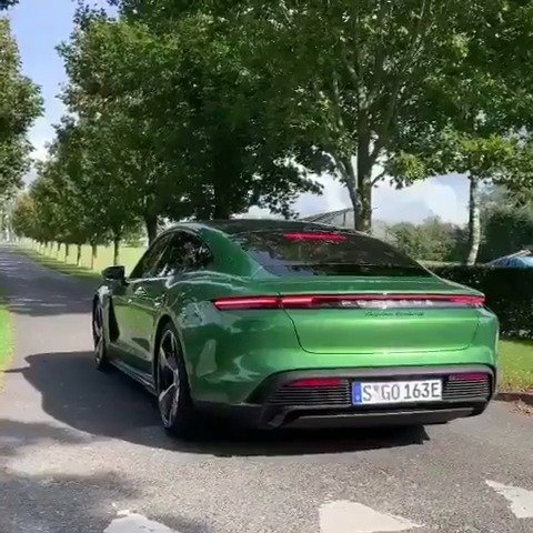 保时捷taycan 弹射起步,电机的高转声音一点也不输燃油车