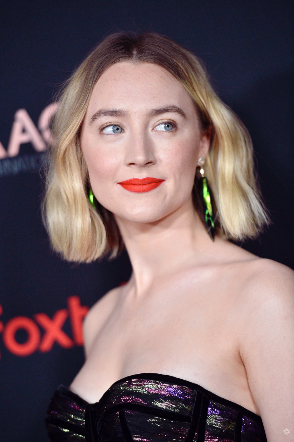 当天亮相活动的西尔莎·罗南留了一个短发波波头发型,烫成了波浪发,又