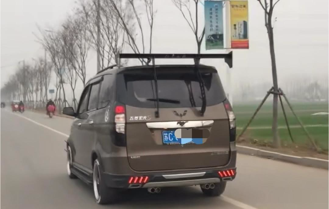 路遇一辆爆改五菱宏光,看到车尾后,网友纷纷表示太夸张了