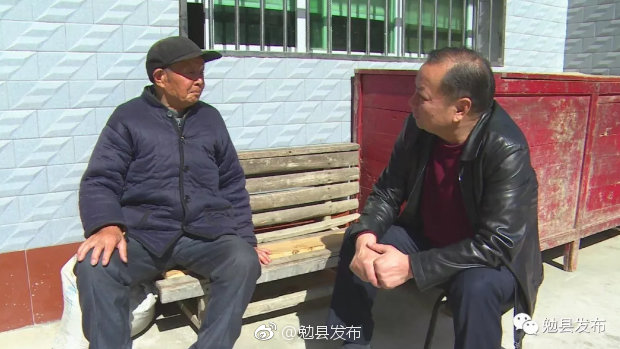 刘宝明到包扶贫困户家中开展驻村帮扶工作