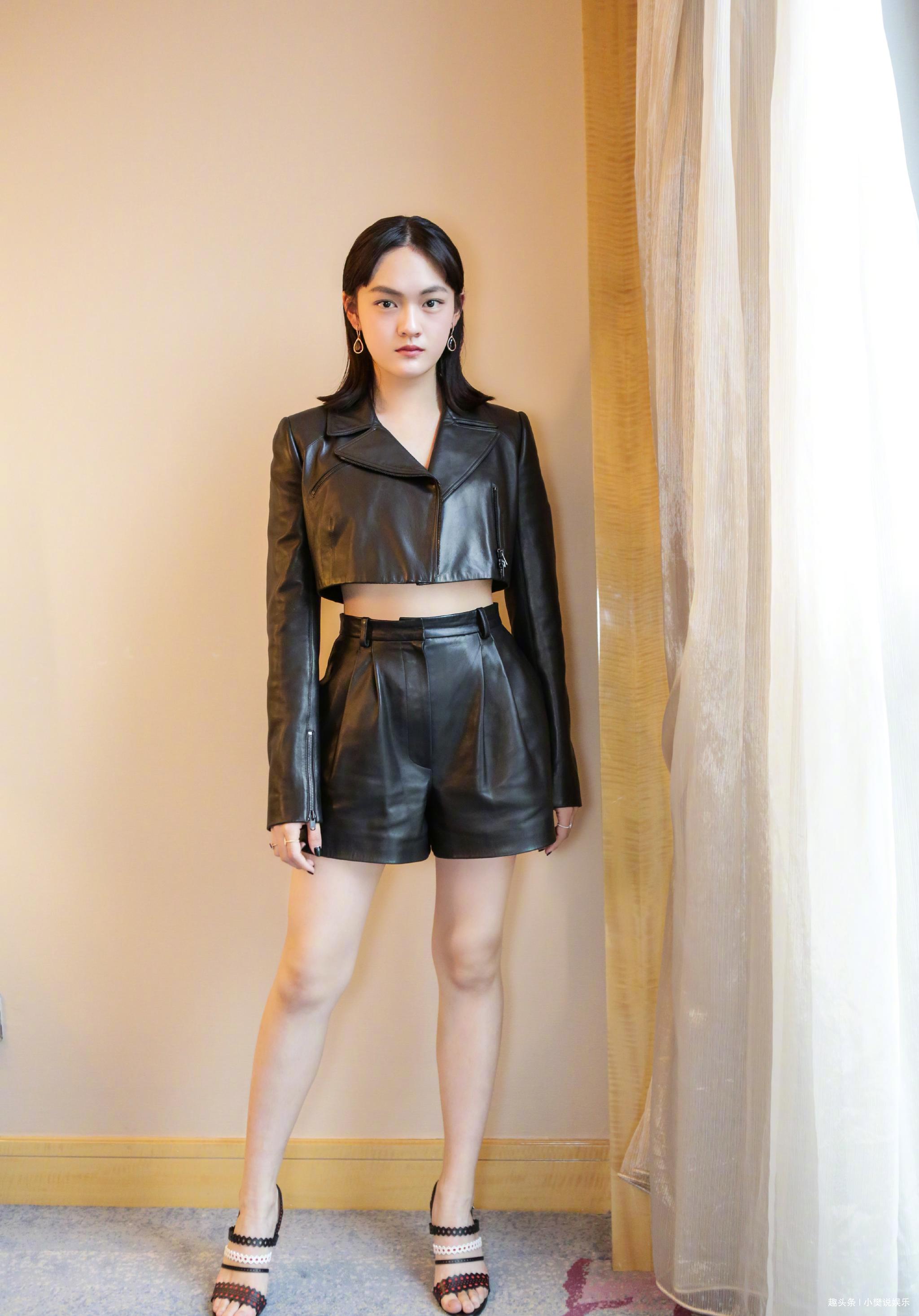 文淇厉害了中分短发搭配皮衣又美又酷才15岁气质就让人惊艳