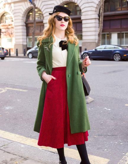 红绿配超洋气!绿色风衣上衣 印花长裙颜色抢眼,这才叫惊艳