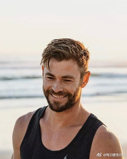 锤哥chris hemsworth和家人正式从洛杉矶搬回了老家澳大利亚拜伦湾