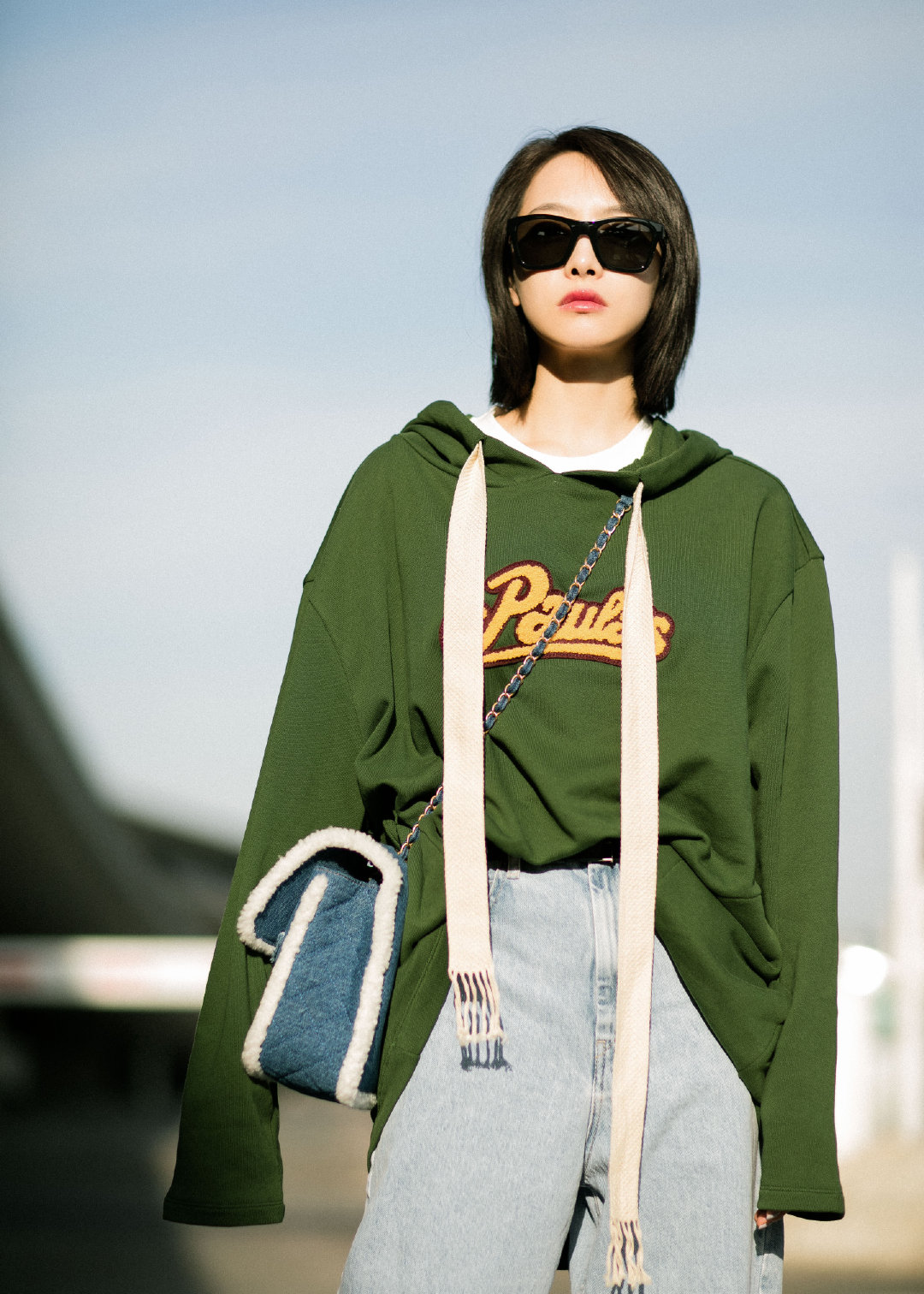 今日份新鲜的茜,一身绿色连帽衫 休闲牛仔裤|宋茜