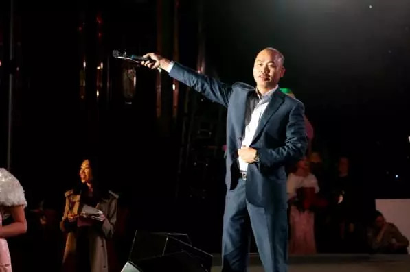 陈华弟弟,京基副董事长陈辉日后,陈华白手起家,在深圳的工地里卸水泥