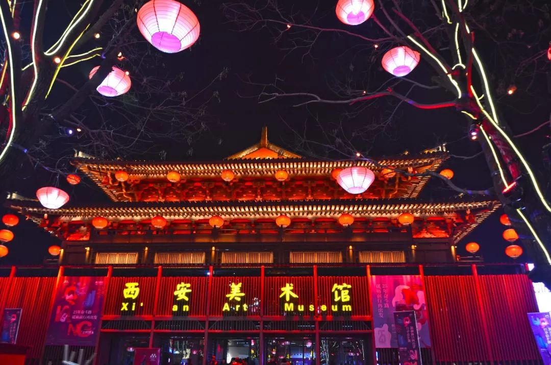 西安重现大唐不夜城金碧辉煌流光溢彩游客摩肩接踵赞叹不已