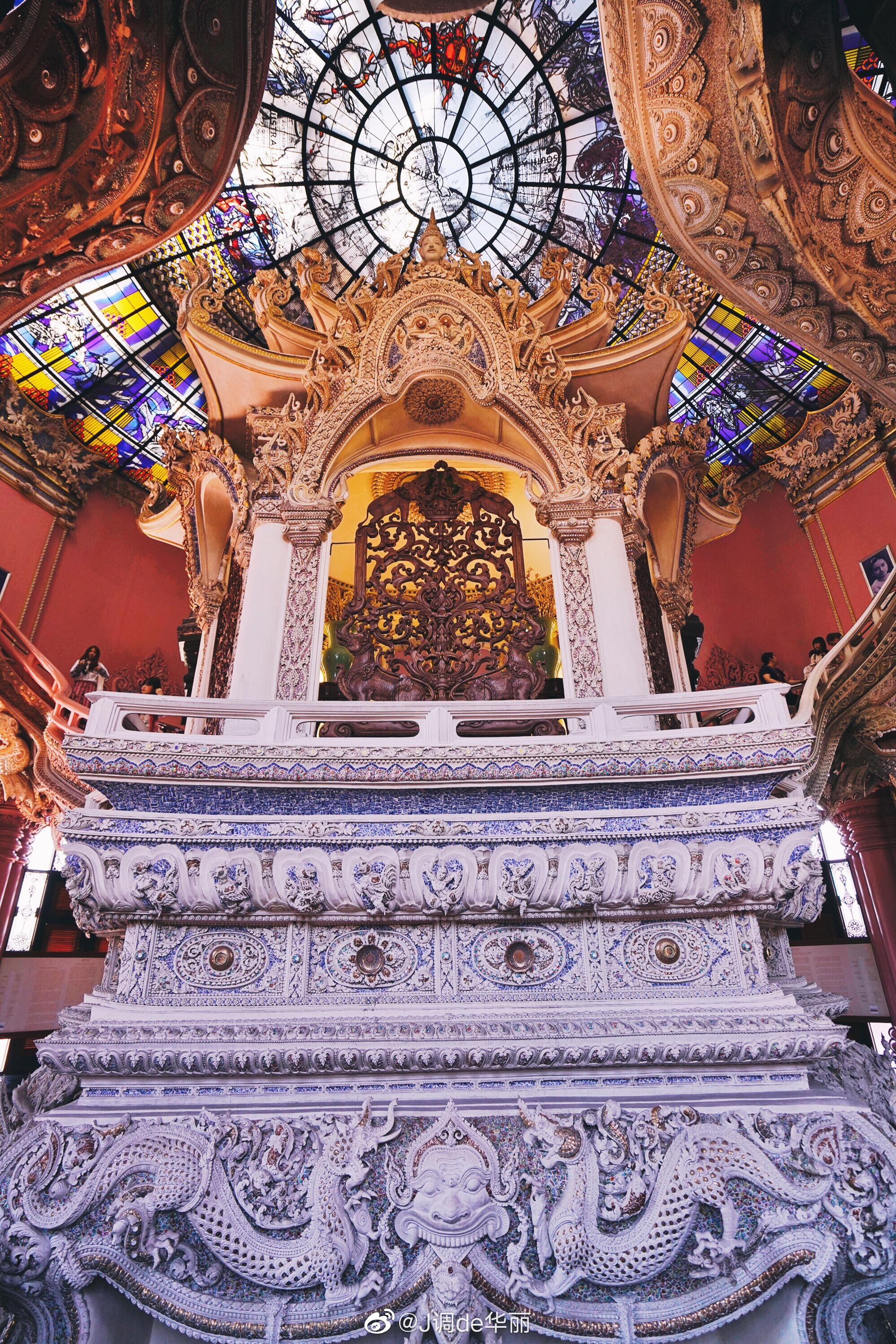 曼谷马卡龙粉色的三头神象博物馆 这座博物馆据说是由一个泰国富商