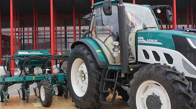 当农用拖拉机用上宝马的配置感觉完全不一样了农民说好舒心