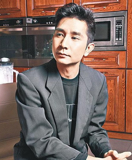 他堪称追星界最大赢家,因为喜欢星爷的电影,如今成功出现在其中