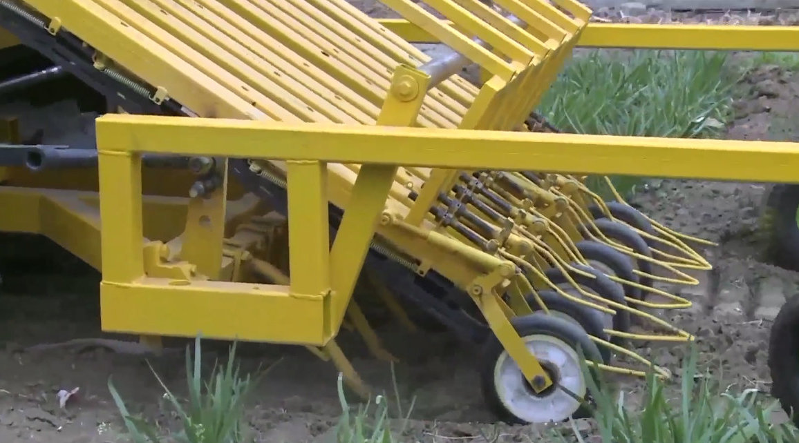 农村大叔发明大蒜收获机,1亩地600元,1天能收40亩