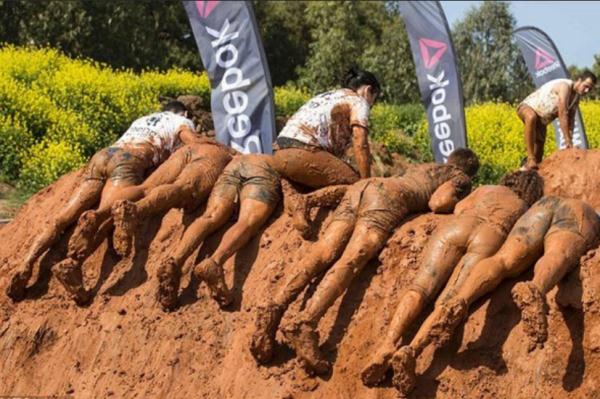 以色列"泥浆大作战",浑身泥巴依然美艳动人,男性荷尔蒙暴增