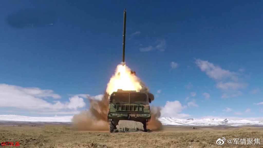 演练中出动的是我国自行研制的03式300毫米远程火箭炮