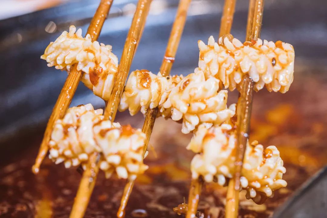 还有这位新晋小伙伴,少见的海鲜类串串,鱿鱼花全部现切现串,q弹度感人