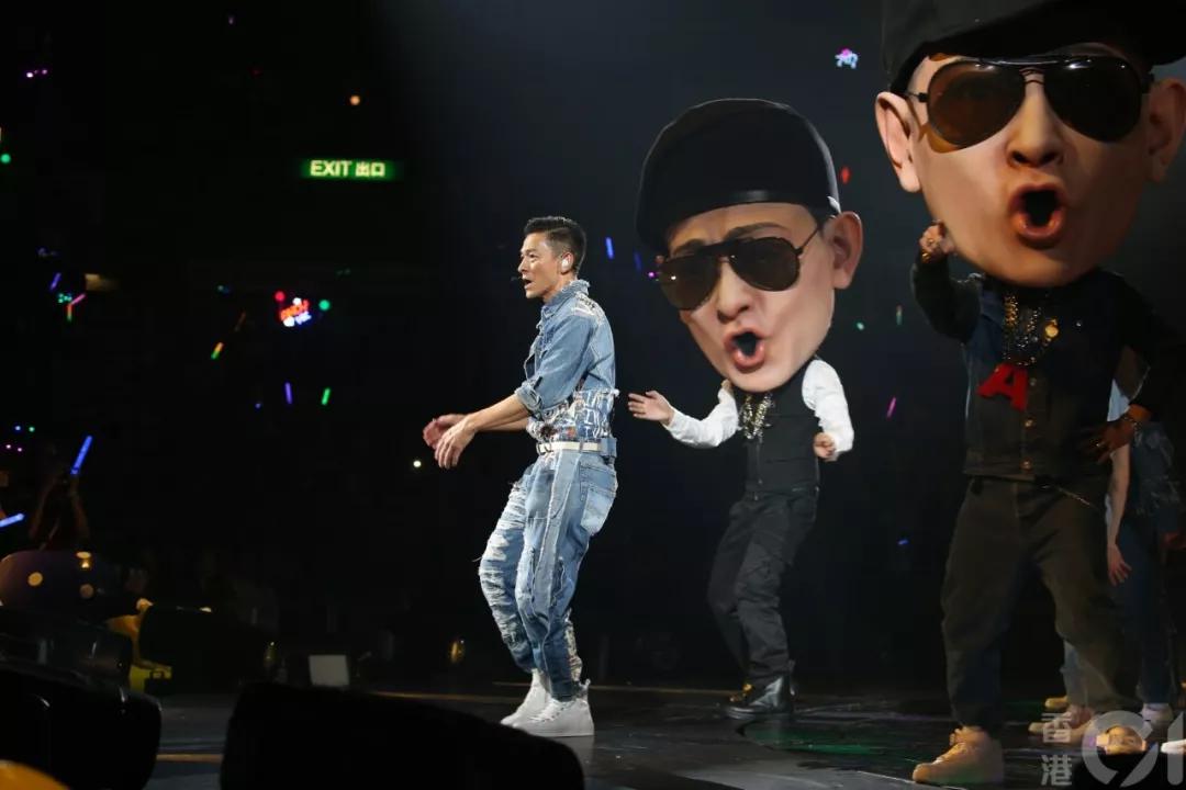 我在现场,看刘德华哭着中断了演唱会……|华仔|刘德华|演唱会_新浪