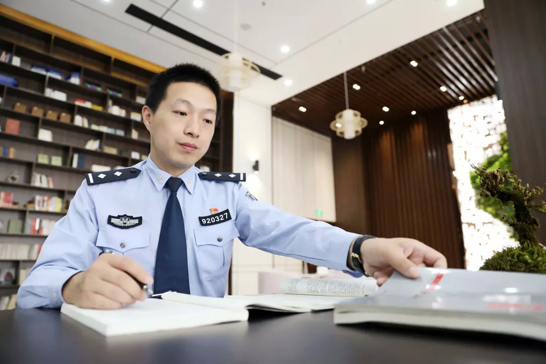 李烈华——蓝焰如锋入细微 | 警察故事