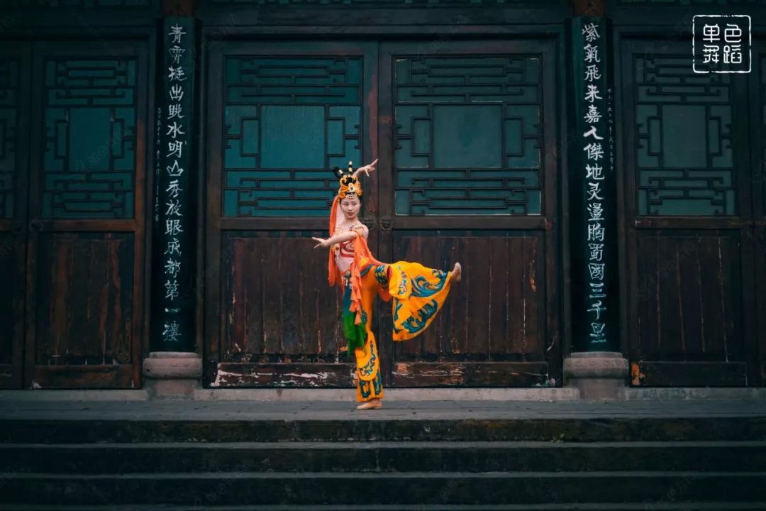 随风而飘动 每个动作都像是莫高窟上的画像 样式多端而又神秘莫测