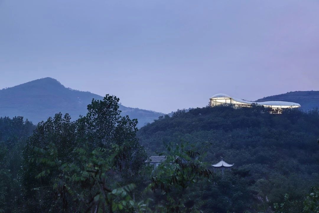 泰山九女峰书房|宛若悬浮在山谷中的云朵,可以一览绝美山景.