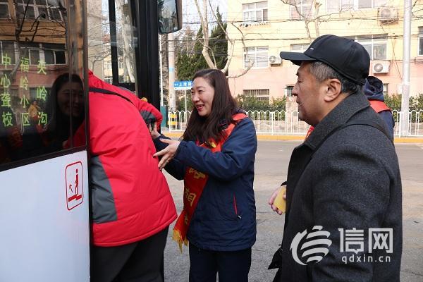 公交36路发“敬老早市购物车” 上班族购物族高峰分流