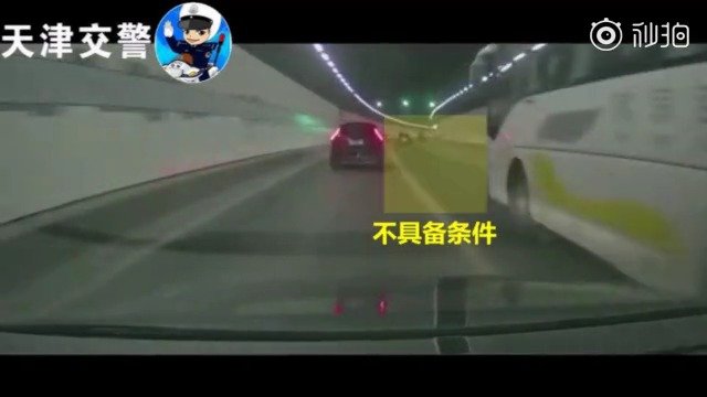 白色轿车胆子真大,交警面前实线变道,果然靠边