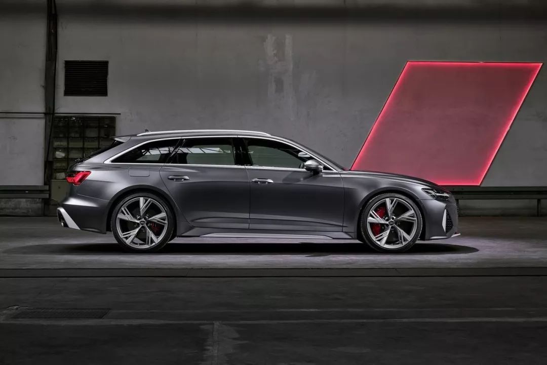 同样是陆地火箭般的存在,今年奥迪正式发布了全新一代rs6 avant,大家
