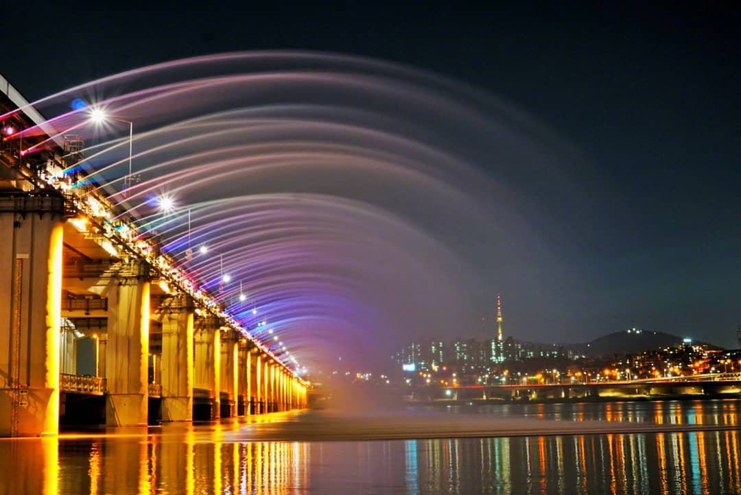 韩国首尔盘浦汉江大桥彩虹喷水4月1日就要开始了!到时候记得去看啊