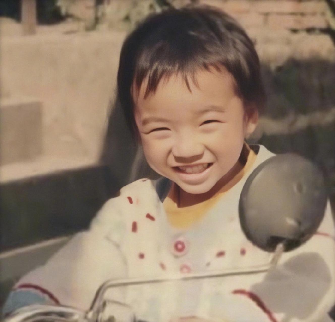 杜海涛披床单杨紫朱亚文军帽赵丽颖大红花你有同款童年照吗